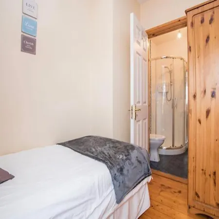 Superior 4 Bedroom House מוביל