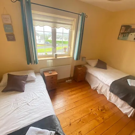 בית נופש Superior 4 Bedroom House *