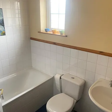 Superior 4 Bedroom House מוביל