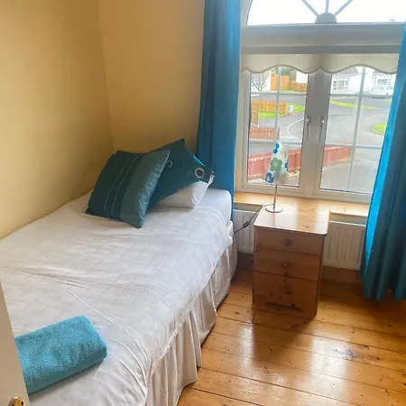 Superior 4 Bedroom House מוביל