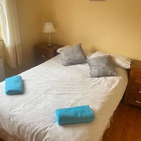 בית נופש Superior 4 Bedroom House *