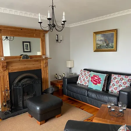 בית נופש Superior 4 Bedroom House מוביל