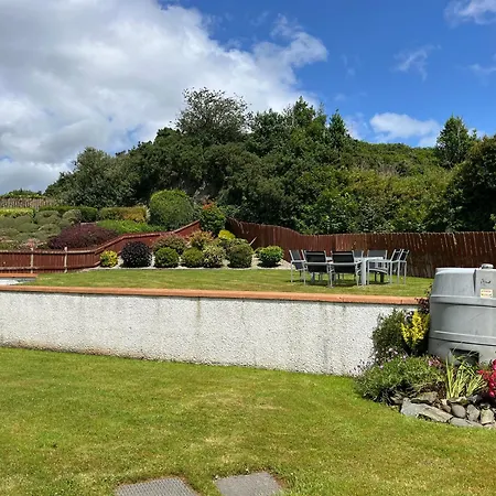 בית נופש Superior 4 Bedroom House *