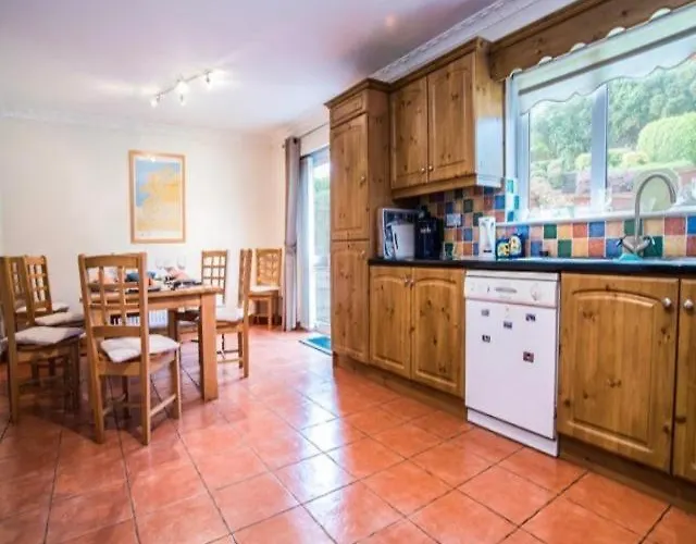 Superior 4 Bedroom House Feriehus